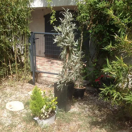 Studio Avec Terrasse A 30 Mn Des Plages Guest house Nimes