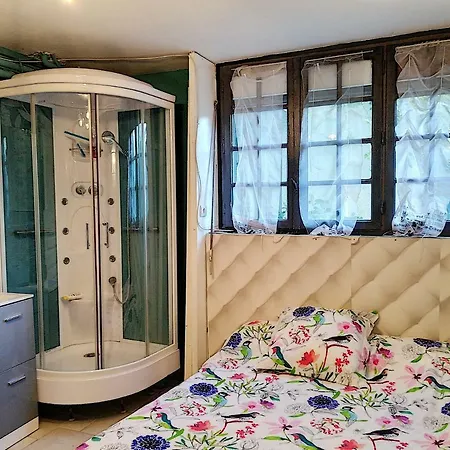 Studio Avec Terrasse A 30 Mn Des Plages Guest house Nimes